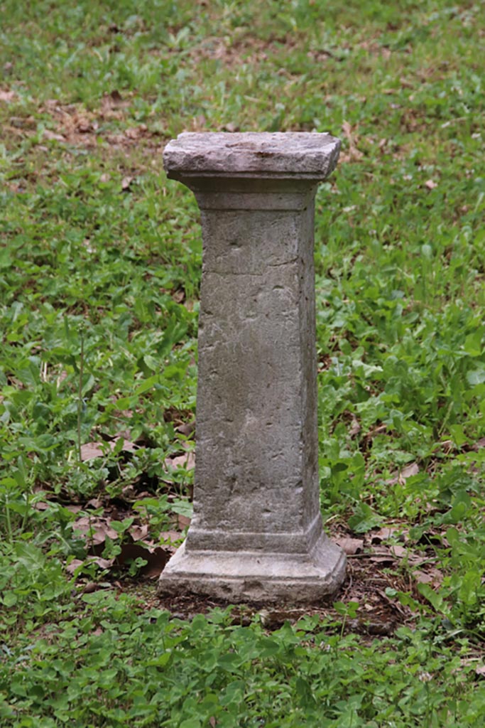 VIII.5.37 Pompeii. May 2024. 
Room 1, stone detail from impluvium in atrium. Photo courtesy of Klaus Heese.