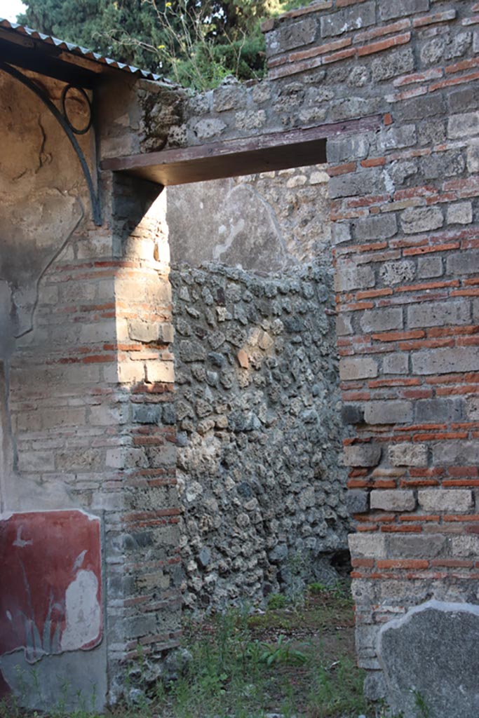 VIII.5.37 Pompeii. October 2022. Doorway to room 4, cubiculum. Photo courtesy of Klaus Heese.