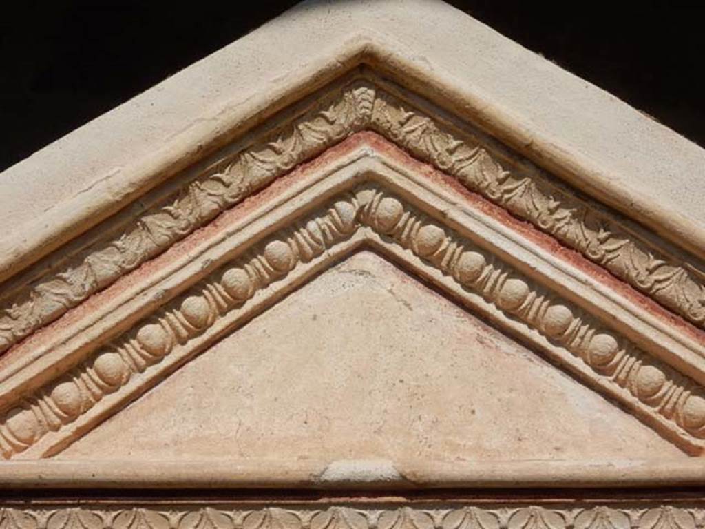 VIII.5.37 Pompeii. May 2017. Room 1, detail of the heavy plaster cornice which was typical of the fourth style. Photo courtesy of Buzz Ferebee.
