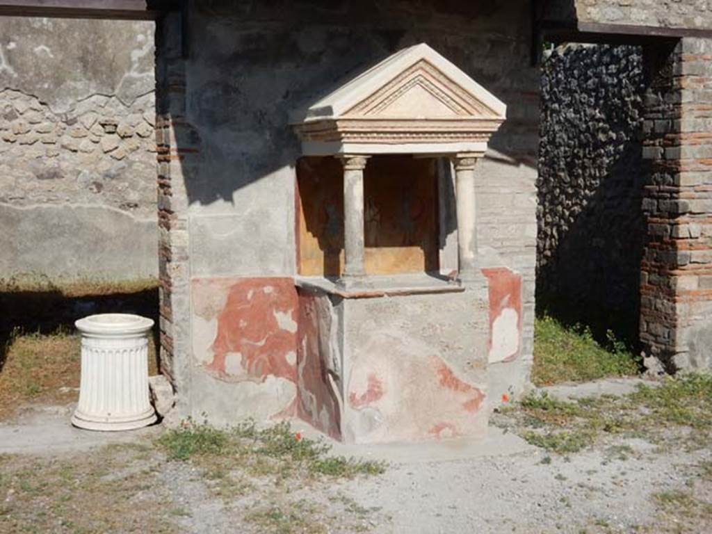 VIII.5.37 Pompeii. May 2017. Doorway to room 5, on left, the ala on north side of lararium, with marble puteal. Photo courtesy of Buzz Ferebee.