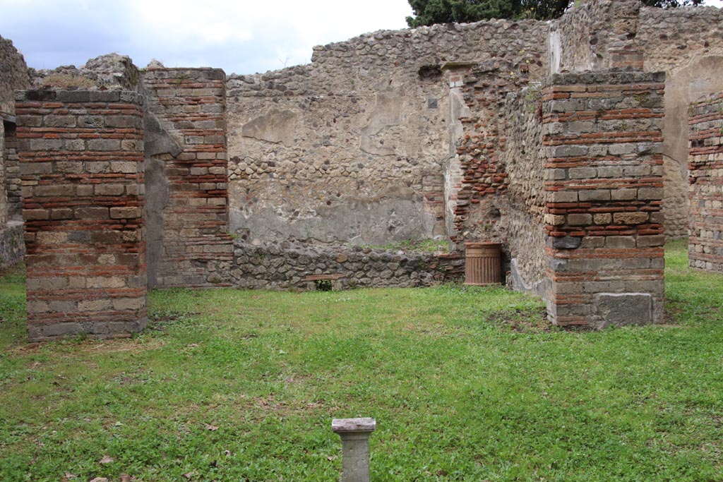 VIII.5.37 Pompeii. May 2024. 
Room 10, tablinum, looking north from atrium, and through to garden area. Photo courtesy of Klaus Heese.