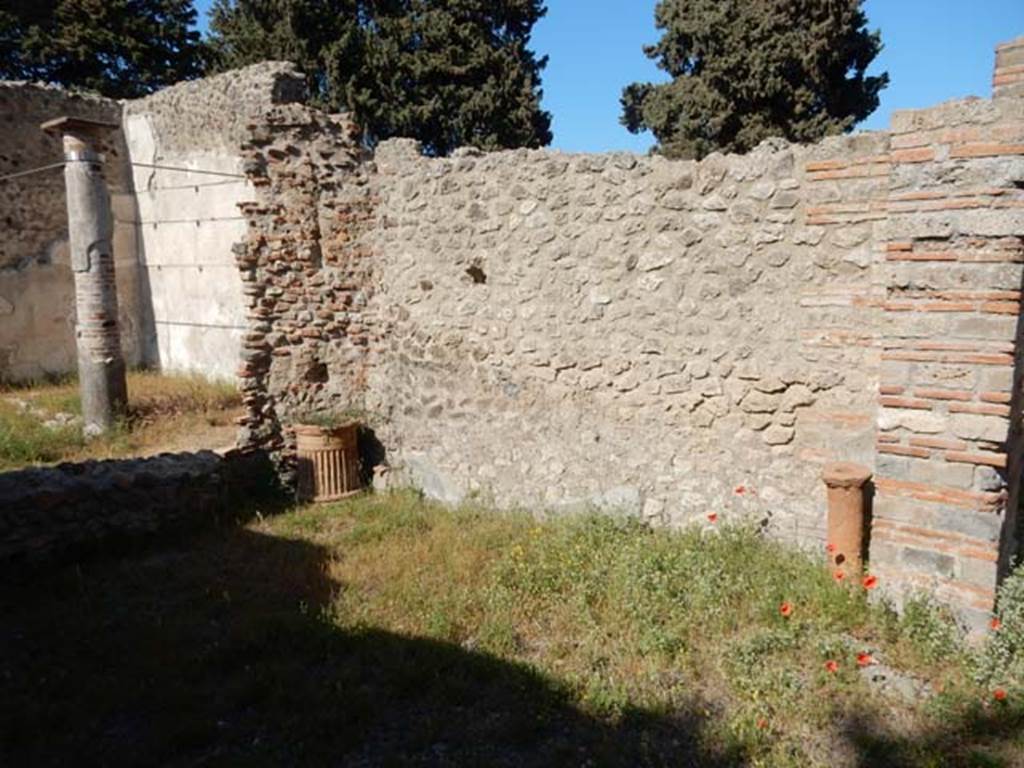 VIII.5.37 Pompeii. May 2017. Room 10, looking towards the east wall of the tablinum. 
Photo courtesy of Buzz Ferebee.