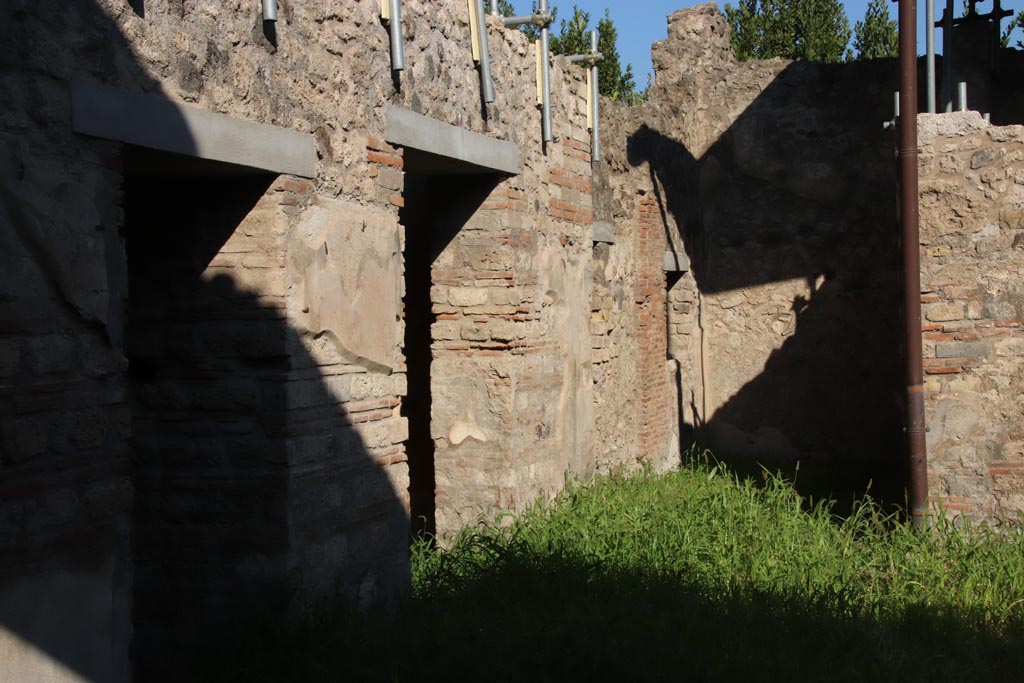VIII.5.39 Pompeii. October 2022. Doorways to rooms 4, 5 and 6 on east side of atrium. Photo courtesy of Klaus Heese.