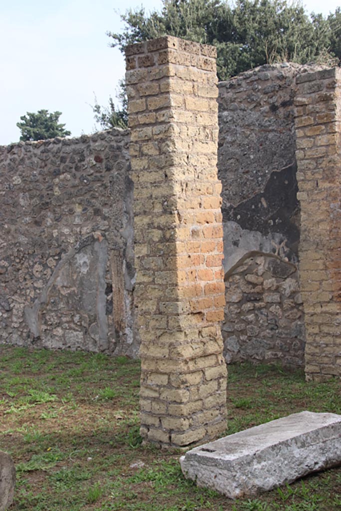 VIII.6.2 Pompeii. October 2023. 
Pilasters, stone doorway threshold, and remaining stucco on east wall. 
Photo courtesy of Klaus Heese.