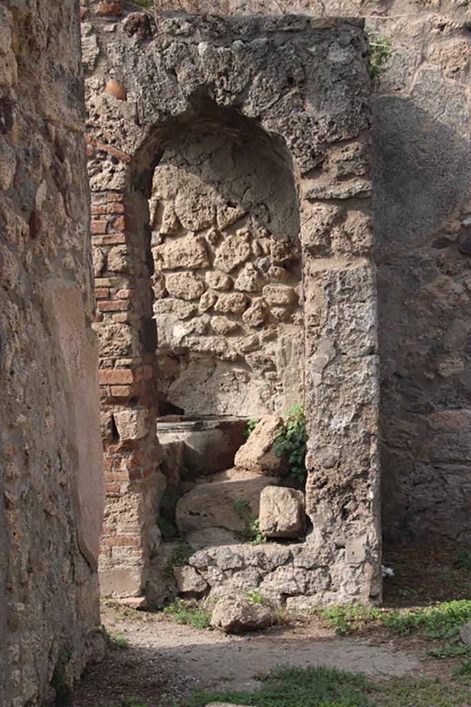 VIII.6.3 Pompeii. October 2023. 
Structure (is this the well) against west wall of room (e). Photo courtesy of Klaus Heese.