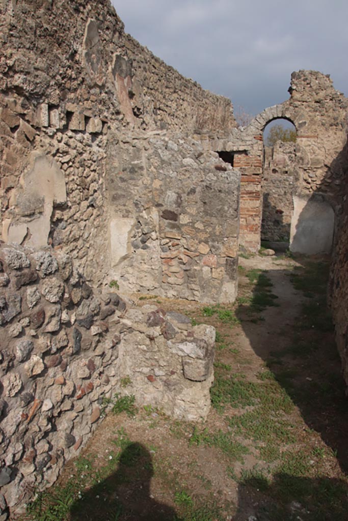 VIII.6.3 Pompeii. October 2023. 
Looking north from room (b) towards rooms (d) and (e).Photo courtesy of Klaus Heese.