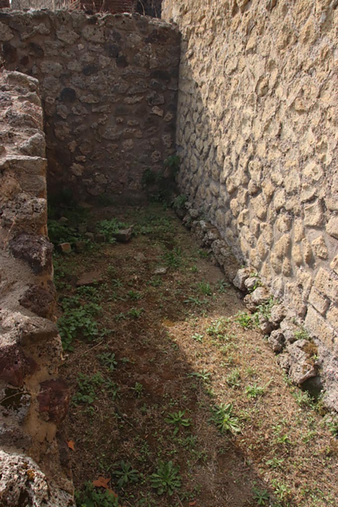 VIII.6.3 Pompeii. October 2023. 
Looking south from room (b) into room (c). Photo courtesy of Klaus Heese.