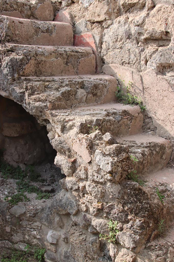 VIII.6.3 Pompeii. October 2023. 
Room (d), detail of steps to upper floor. Photo courtesy of Klaus Heese.