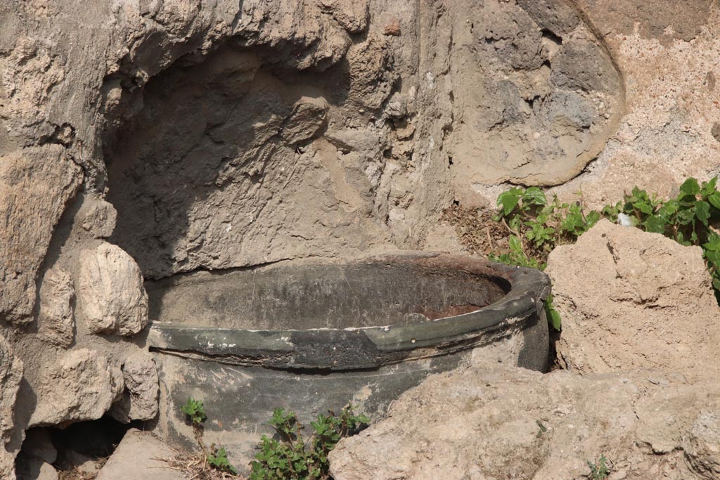 VIII.6.3 Pompeii. October 2023. Detail of pot/vase on top of well ?  Looking north. Photo courtesy of Klaus Heese.