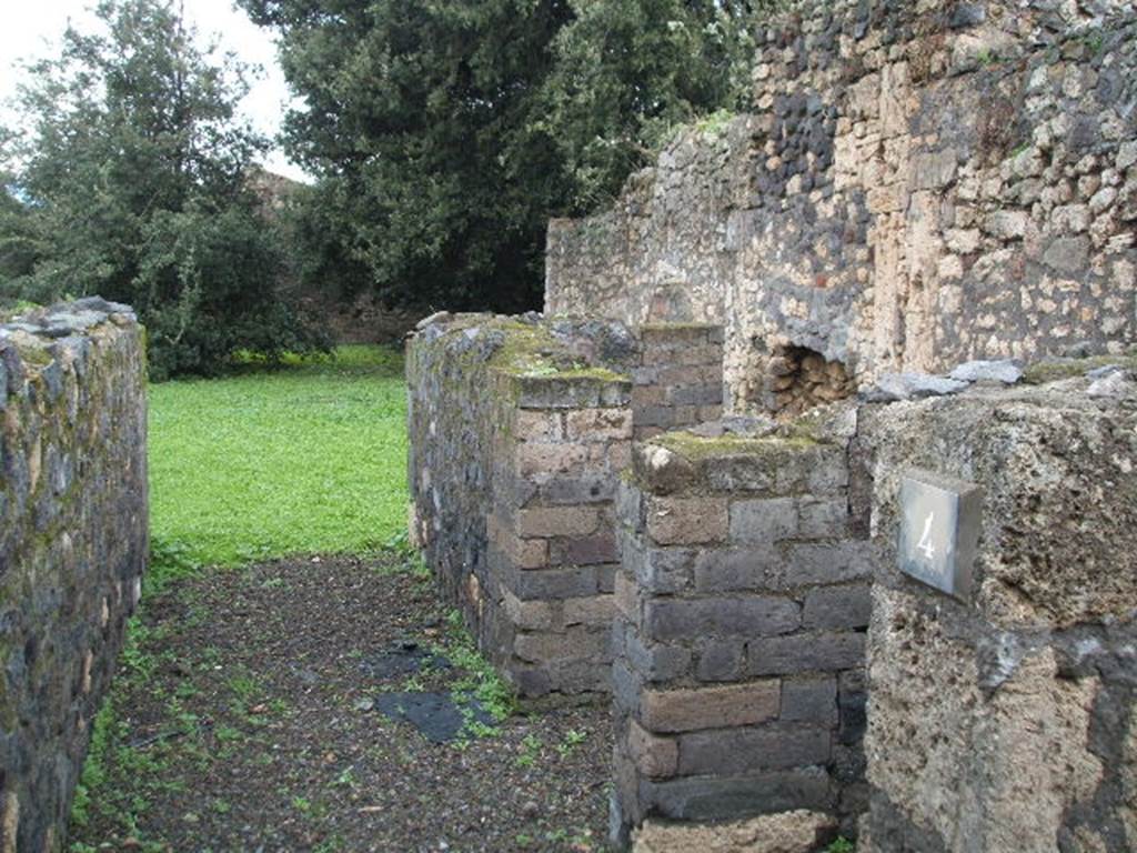VIII.6.4 Pompeii. December 2004. Looking north along corridor towards peristyle area.
On the right of the corridor, are the doorways to stairs, and a small storeroom with two doorways.