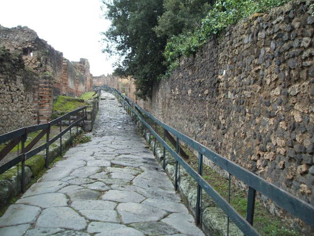 VIII.6.5  House
VIII.4                        Via della Regina looking west                     VIII.6.5