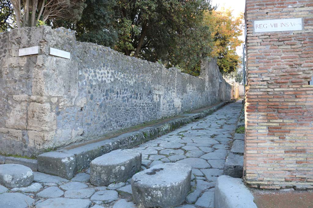 VIII.6.6, Pompeii. December 2018. 
Looking west along north exterior boundary wall in Vicolo delle Pareti Rosse, towards entrance doorway. Photo courtesy of Aude Durand.