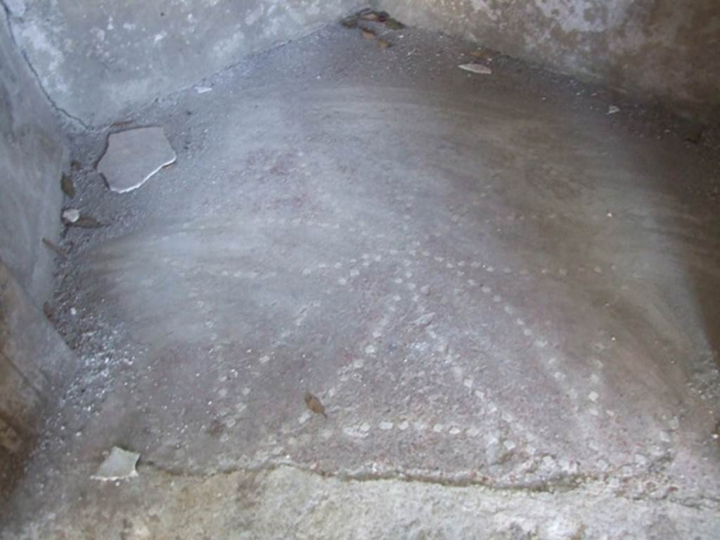 VIII.6.6 Pompeii.  March 2009. Floor of niche decorated with small white pattern.  According to Boyce, this was “red stucco ornamented with small white stones”.