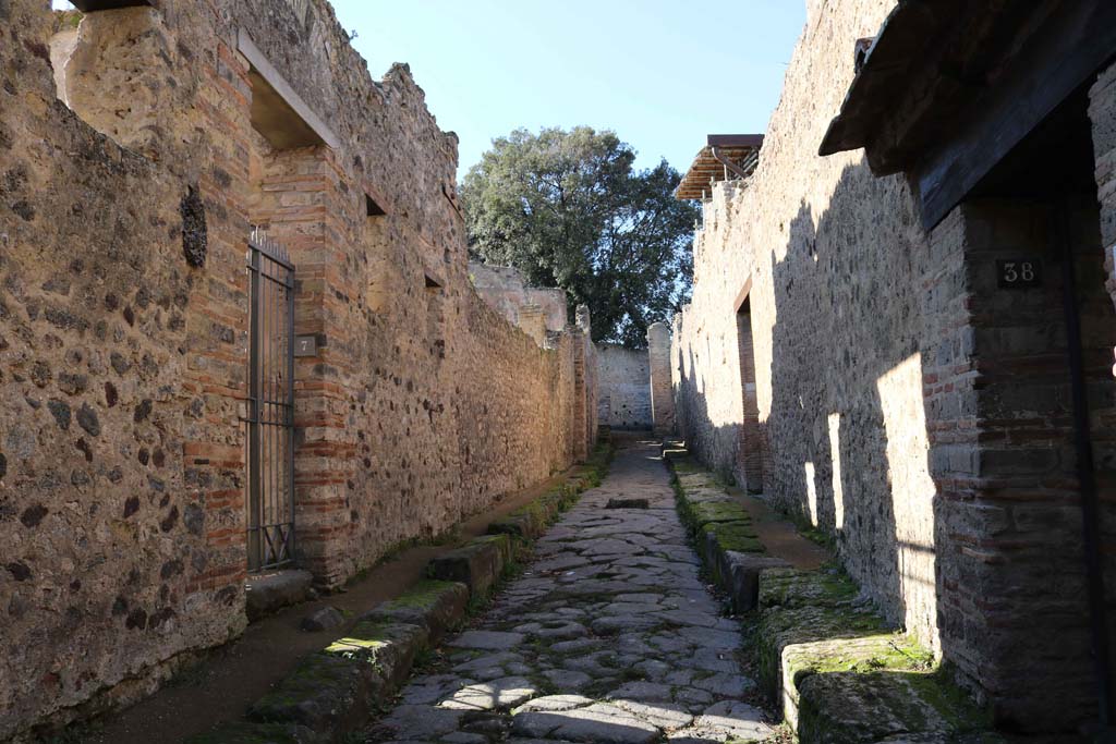 VIII.6.7 Pompeii, on left. December 2018. Looking west on Vicolo delle Pareti Rosse. Photo courtesy of Aude Durand.