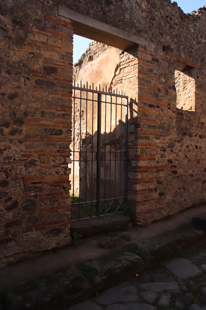 VIII.6.7 Pompeii. October 2022. 
Looking south-west towards entrance doorway. Photo courtesy of Klaus Heese.