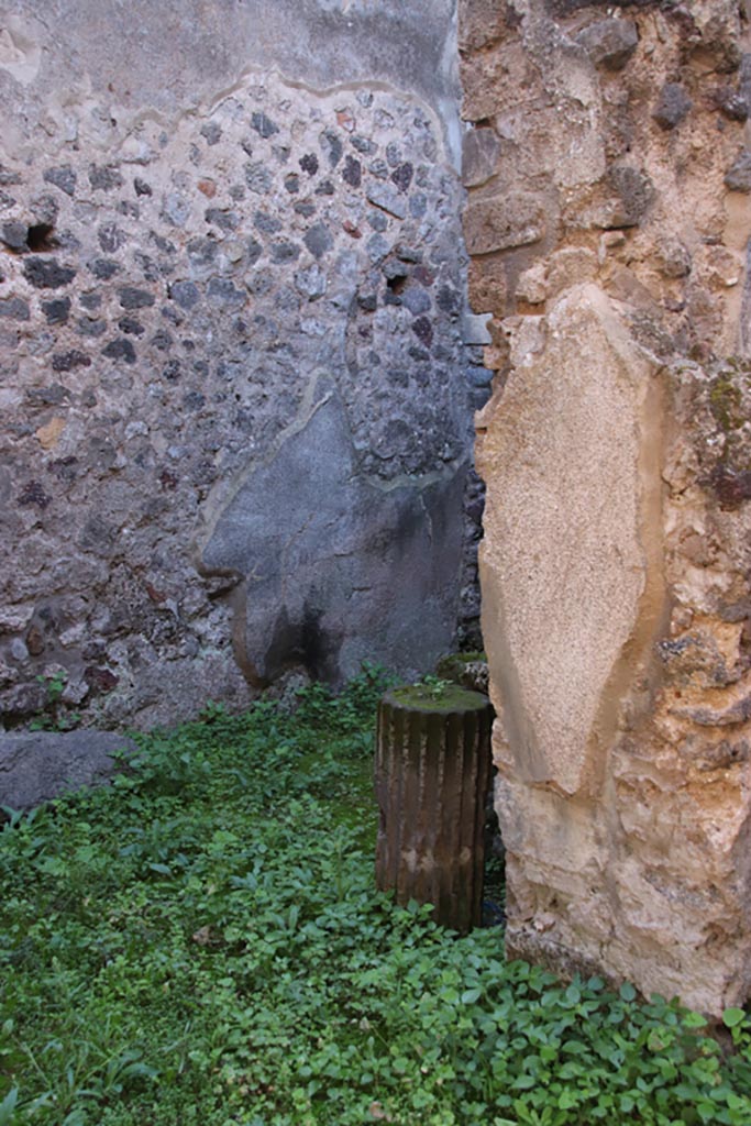 VIII.6.8 Pompeii. October 2022. 
Looking south-east towards pilaster on east side of doorway to small room opposite entrance doorway.
Photo courtesy of Klaus Heese.
