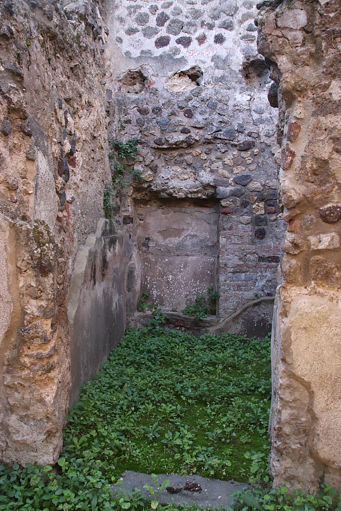 VIII.6.8 Pompeii. October 2022. 
Looking through doorway at recess in south wall of room opposite the entrance doorway.  
Photo courtesy of Klaus Heese.