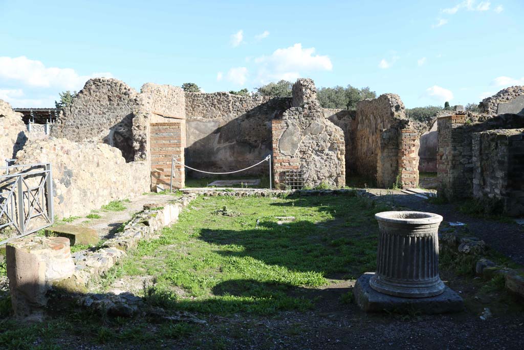 VIII.6.10, Pompeii. December 2018. Looking east from entrance into area of peristyle.  Photo courtesy of Aude Durand.