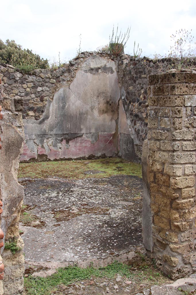 VIII.6.10 Pompeii. May 2024. 
Room “i”, looking south-east through doorway, Photo courtesy of Klaus Heese.