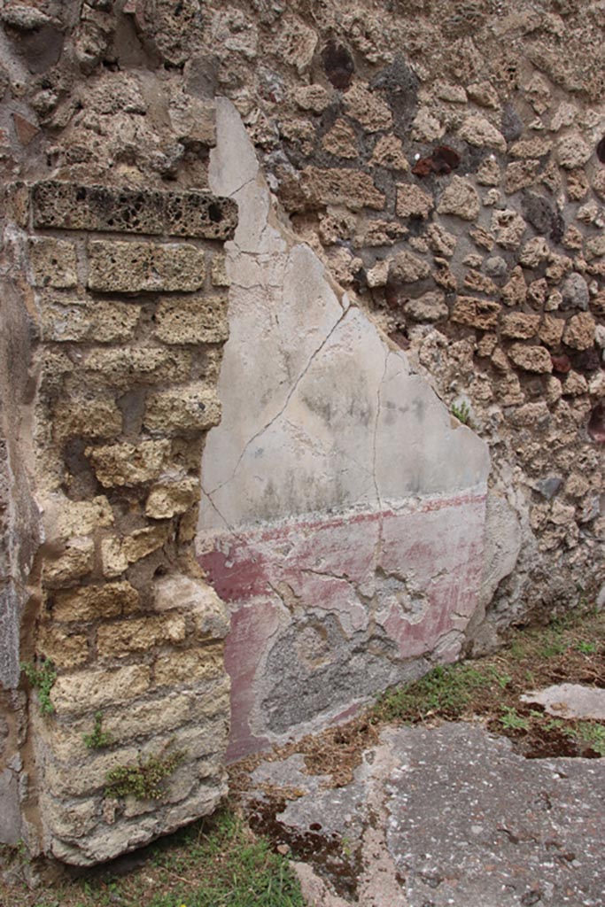 VIII.6.10 Pompeii. May 2024. 
Room “i”, painted decoration on north wall at west end near doorway. Photo courtesy of Klaus Heese.
