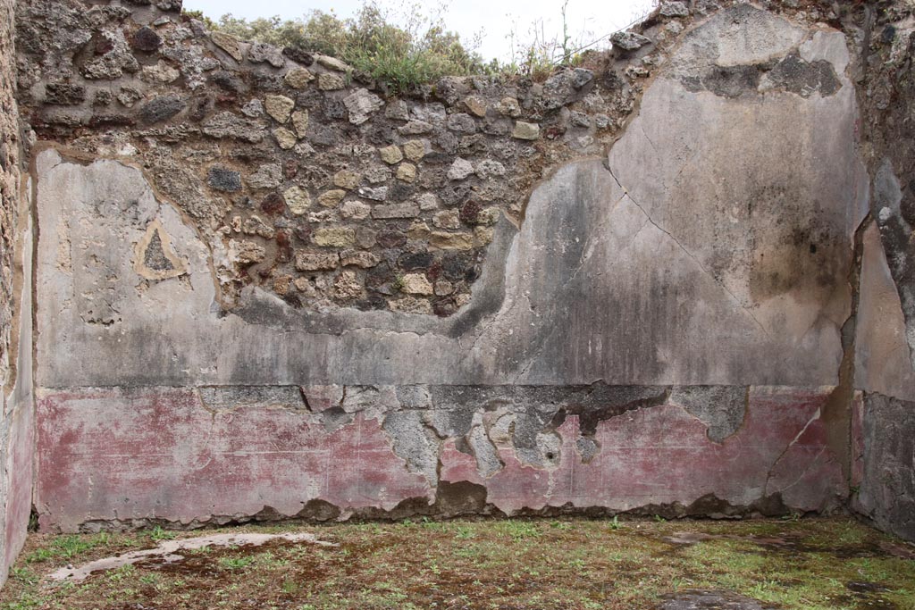 VIII.6.10 Pompeii. May 2024. Room “i”, painted decoration on east wall. Photo courtesy of Klaus Heese.
