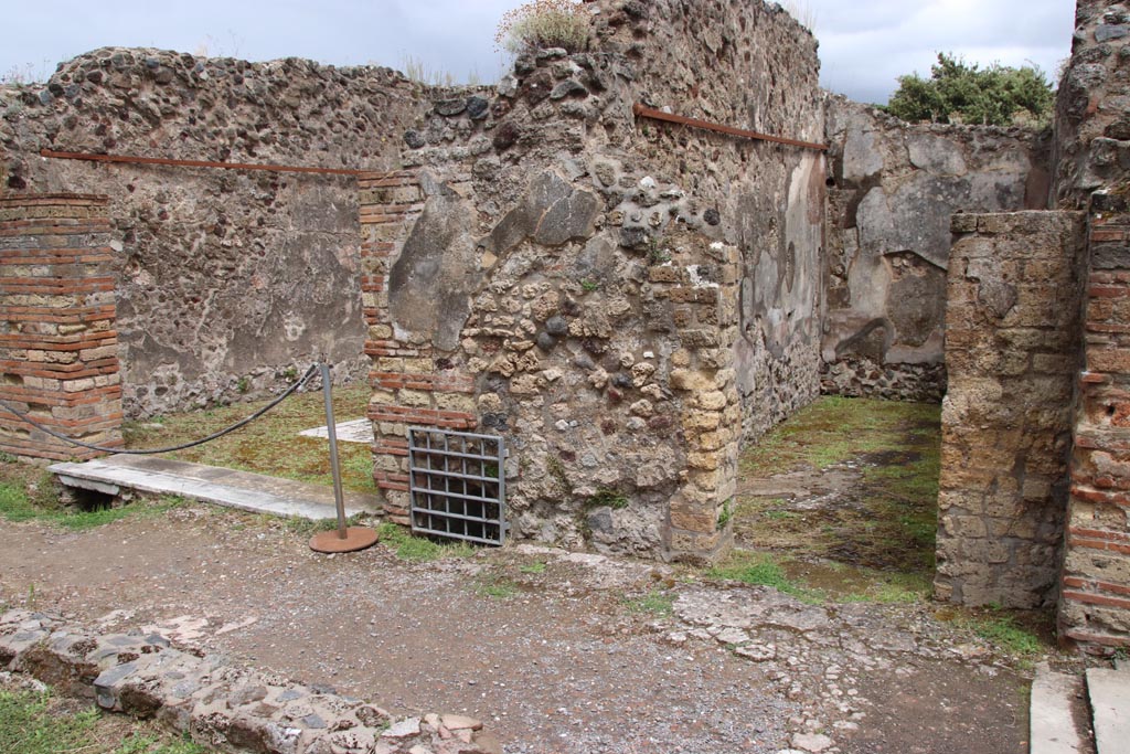 VIII.6.10 Pompeii. May 2024. 
Looking towards east side of peristyle area, with doorways to room “p”, on left, and room “o”, on right. Photo courtesy of Klaus Heese