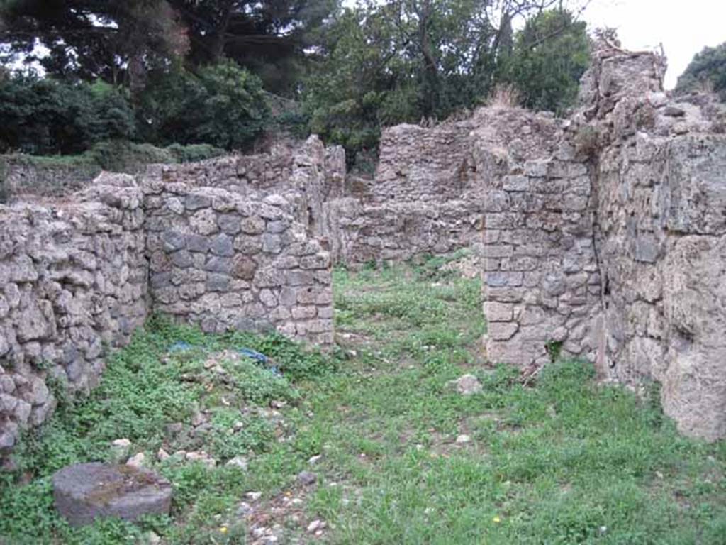 VIII.7.5 Pompeii. September 2010. Looking west from entrance across workshop towards rear room. Photo courtesy of Drew Baker.