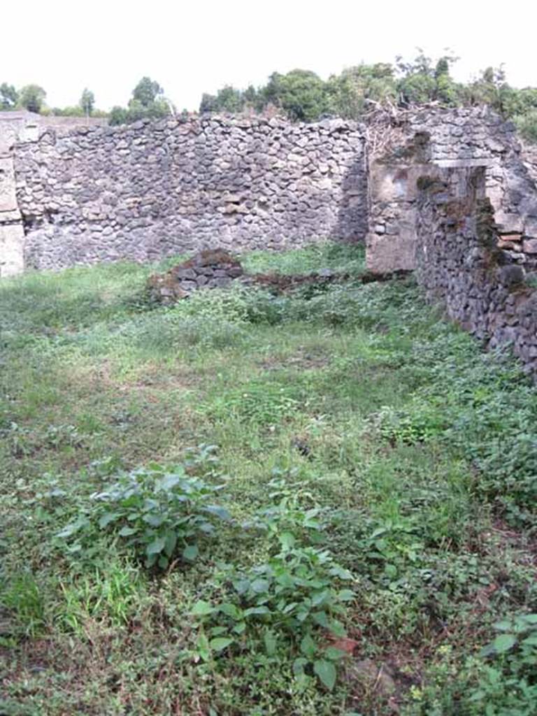 VIII.7.10 Pompeii. September 2010. Looking east along south garden wall, where the triclinium was sited. Photo courtesy of Drew Baker.