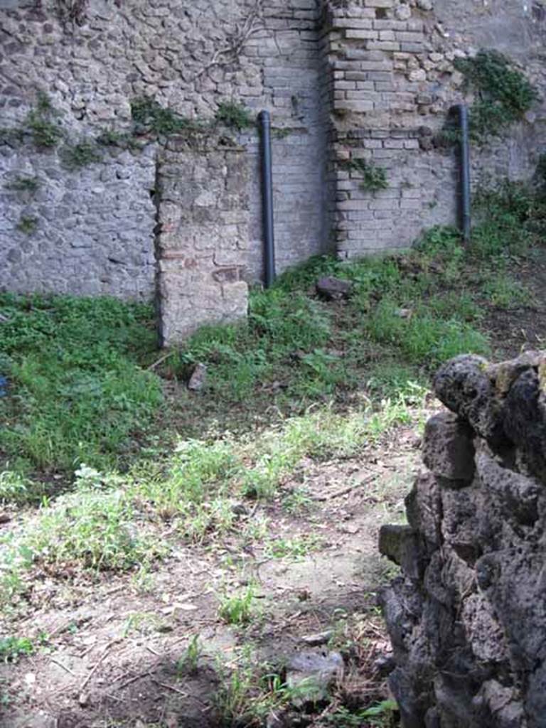 VIII.7.10 Pompeii. September 2010. Looking west across entrance doorway, separating gardens of VIII.7.6 and VIII.7.10. Photo courtesy of Drew Baker.