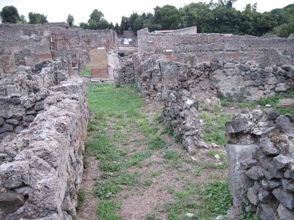 VIII.7.11 Pompeii. September 2010. Looking east along corridor towards the shop and Via Stabiana. On the right is the doorway to triclinium. Photo courtesy of Drew Baker.