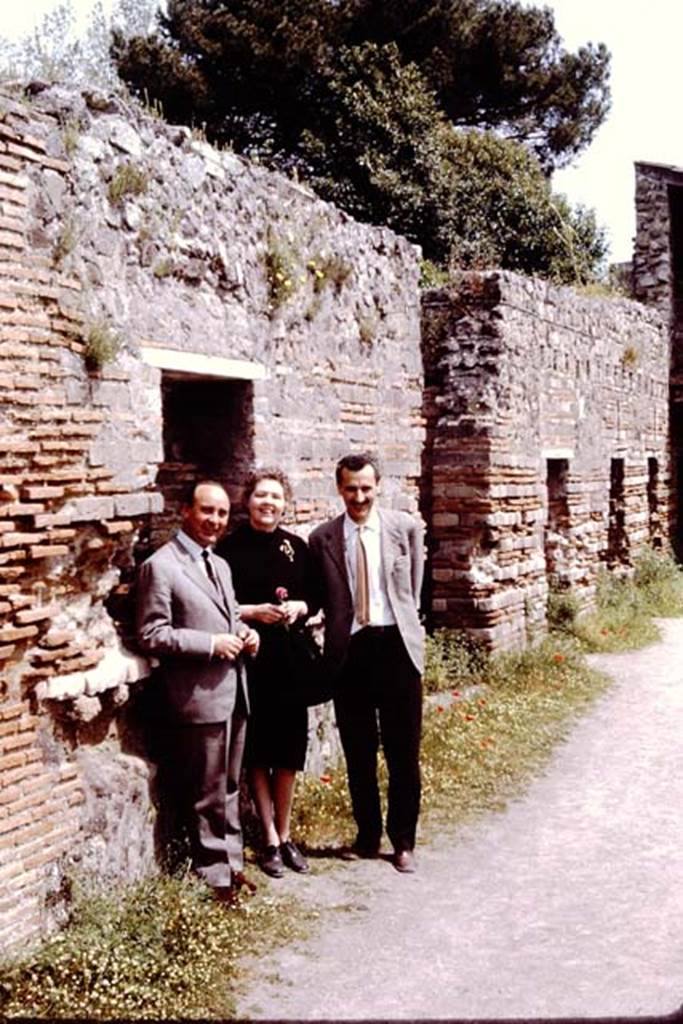 VIII.7.16 Pompeii. 1964. Wilhelmina and colleagues near room on east side.  Photo by Stanley A. Jashemski.
Source: The Wilhelmina and Stanley A. Jashemski archive in the University of Maryland Library, Special Collections (See collection page) and made available under the Creative Commons Attribution-Non Commercial License v.4. See Licence and use details.
J64f0034