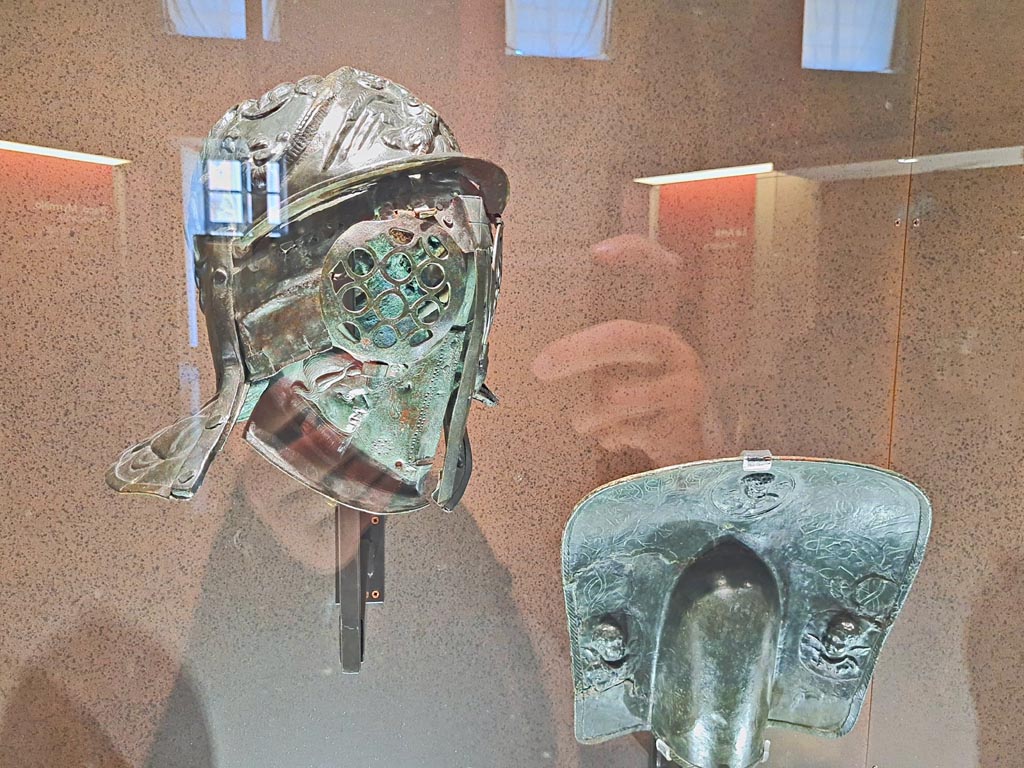 VIII.7.16 Pompeii. Provocator‘s helmet with relief of eagle, Naples Archaeological Museum, inv. 5657.  
Photo taken May 2021. Photo courtesy of Giuseppe Ciaramella.