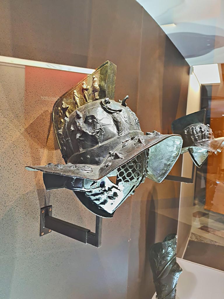 VIII.7.16 Pompeii. Photo taken May 2021, in Naples Archaeological Museum, inv. 5673.
Murmillo’s helmet with scenes of capture of Troy, discovered Pompeii on 23rd May 1767 in Gladiator’s Barracks. 
(Side 1). Photo courtesy of Giuseppe Ciaramella.