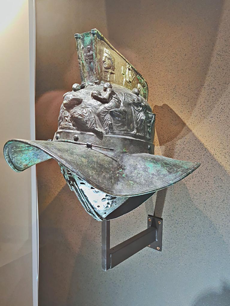 VIII.7.16 Pompeii. Murmillo helmet found March 23rd, 1863, in quadriporticus. Side 2. 
Photo taken May 2021, courtesy of Giuseppe Ciaramella.