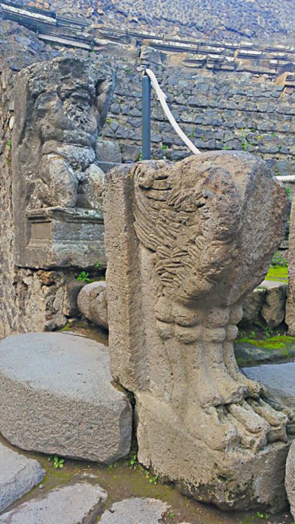 VIII.7.19 Pompeii. 2015/2016. 
Statue of Kneeling Atlas, with a tufa Lion’s foot in front, on west side near exit/entrance.  
Photo courtesy of Giuseppe Ciaramella.