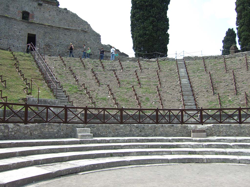 VIII.7.20 Pompeii. May 2006. The middle rows were known as the media cavea.
This contained 20 rows of marble seats arranged like steps. Only a small portion is preserved.