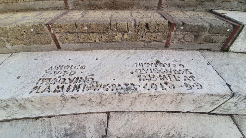 VIII.7.20 Pompeii. August 2021. Inscription to Marcus Holconius Rufus in bronze letters on the marble seating.
Foto Annette Haug, ERC Grant 681269 DÉCOR.