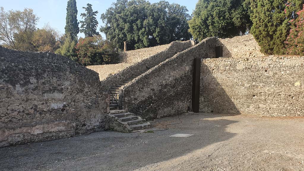 VIII.7.20 Pompeii. August 2021. West side.
Looking south-west towards steps down from Triangular Forum in area at rear of stage. 
Foto Annette Haug, ERC Grant 681269 DÉCOR.