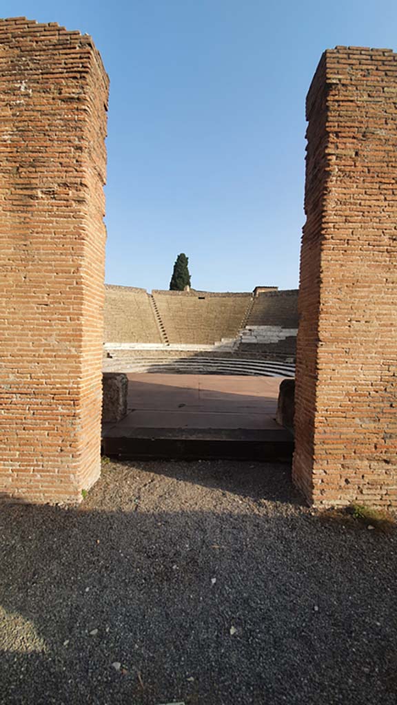 VIII.7.20 Pompeii. August 2021. Looking north through entrance to stage.
Foto Annette Haug, ERC Grant 681269 DÉCOR