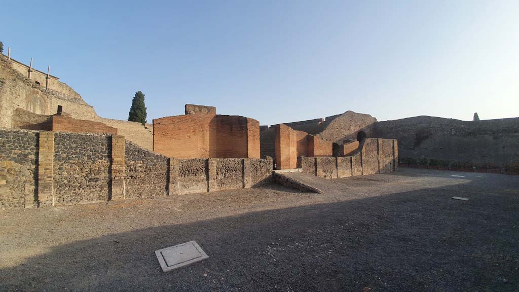 VIII.7.20 Pompeii. August 2021. Looking north-east from rear of stage towards East side.
Foto Annette Haug, ERC Grant 681269 DÉCOR.