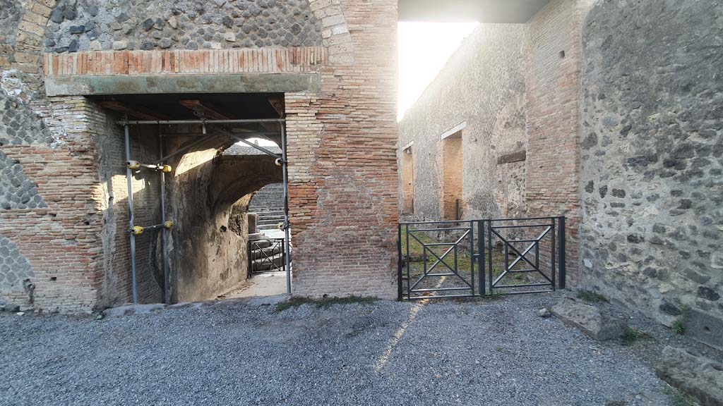 VIII.7.20 Pompeii. August 2021. Looking east to exit/entrances to Little Theatre, on left, and VIII.7.18, on right. 
Foto Annette Haug, ERC Grant 681269 DÉCOR.