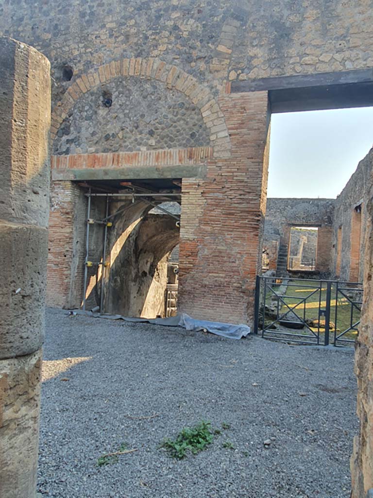VIII.7.20/19 Pompeii. July 2021. 
Looking east to exit/entrances to Little Theatre, on left, and VIII.7.18, on right.
Foto Annette Haug, ERC Grant 681269 DÉCOR.