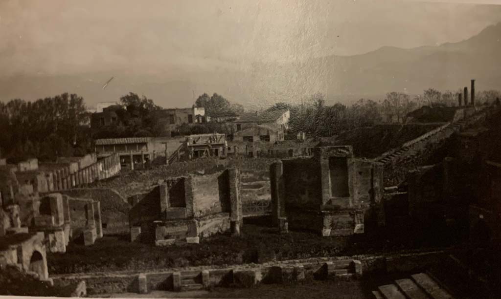 VIII.7.21 Pompeii. May 1934. From an album of the Nierhoff family vacation. Looking south towards stage, from upper area.
Photo courtesy of Rick Bauer.