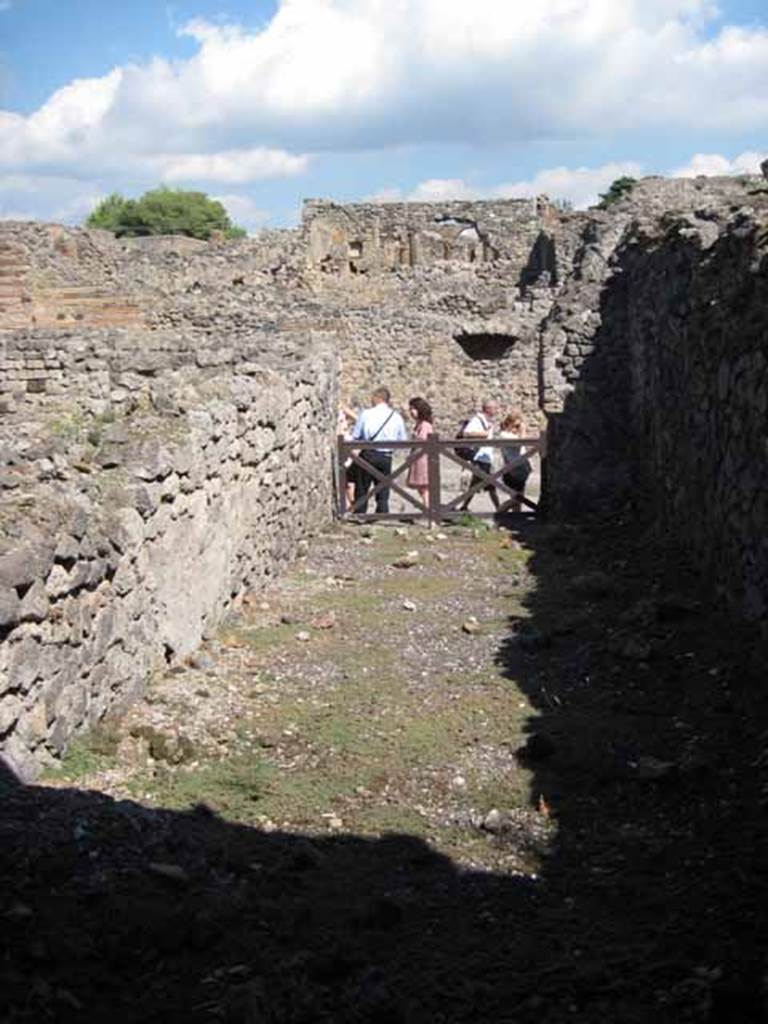 VIII.7.22 Pompeii. September 2010. Looking east from rear towards entrance onto Via Stabiana. Photo courtesy of Drew Baker.