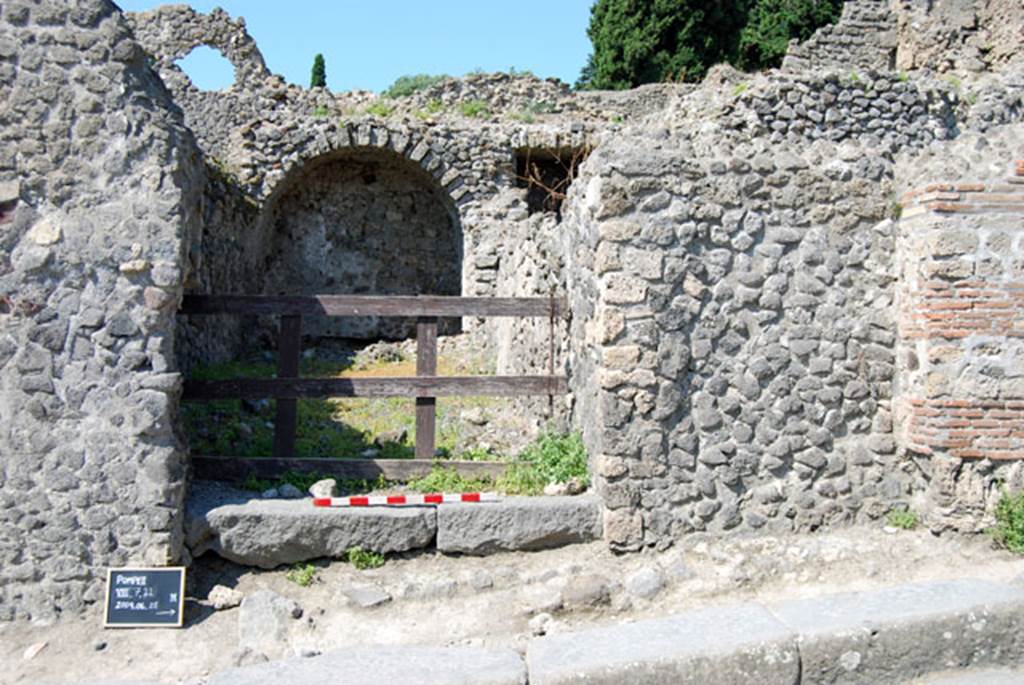VIII.7.22 Pompeii. June 2009. Entrance doorway, threshold, pavement and façade. Photo courtesy of Sera Baker.