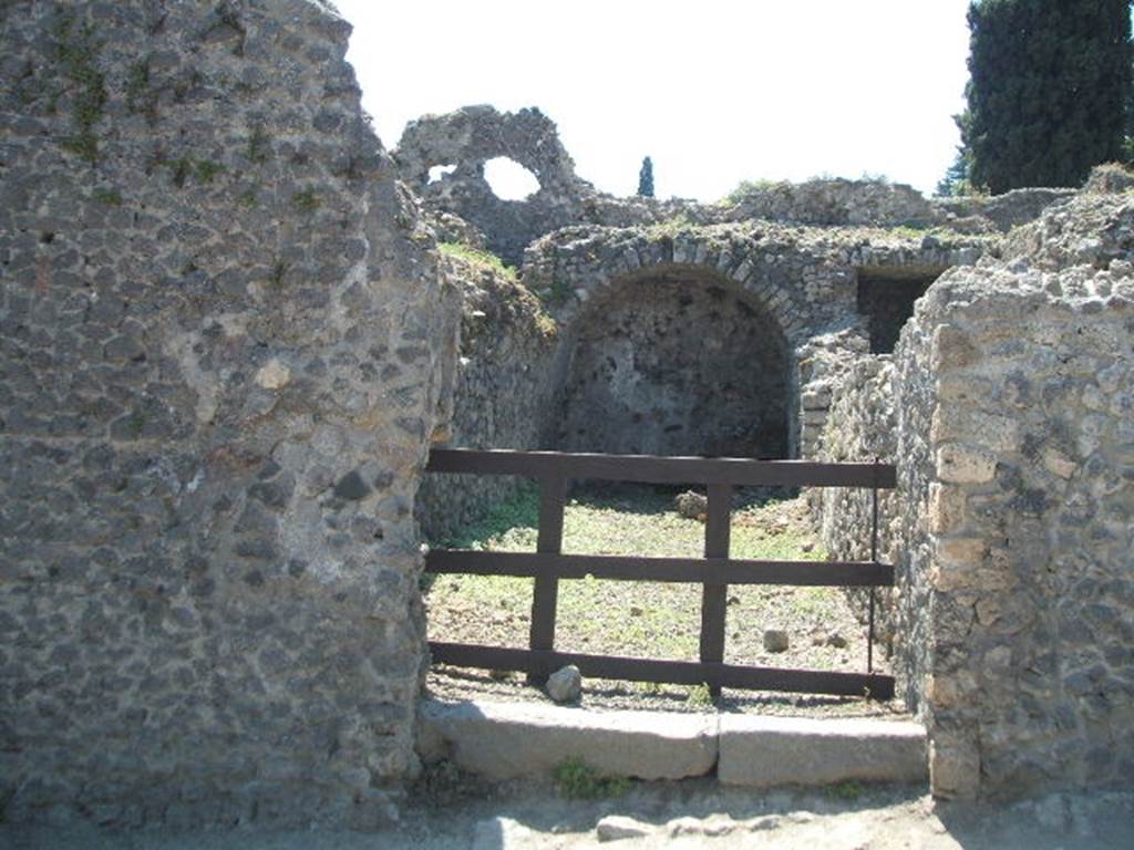 VIII.7.22 Pompeii. May 2005. Entrance, looking west.