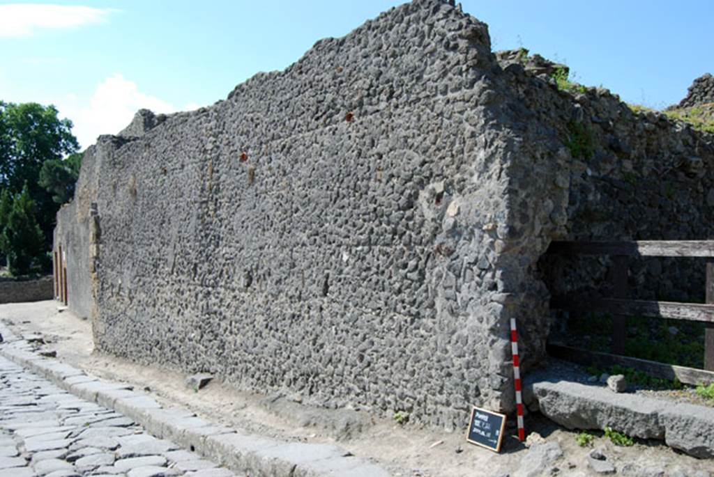 VIII.7.22 Pompeii. June 2009. Exterior wall façade on south side of entrance doorway. 
Photo courtesy of Sera Baker.