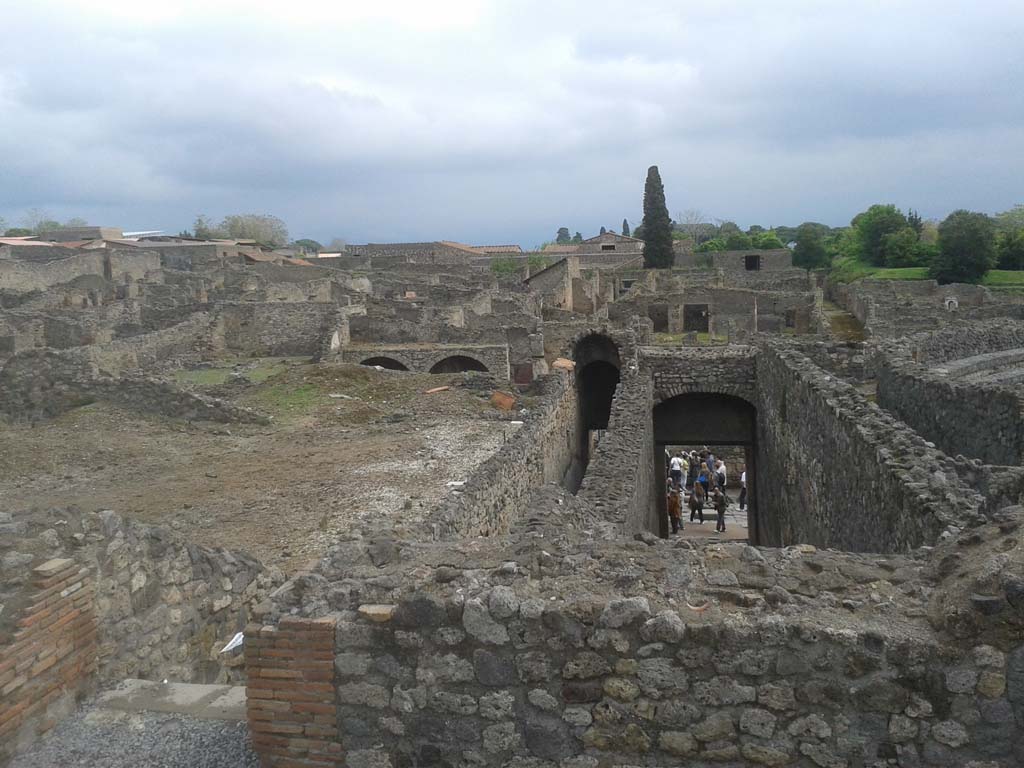 VIII.7.26 and 24, on left. April 2014.  South end of garden areas, on left.
Steps and corridor (VIII.7.21) corridor in centre, and VIII.7.20, centre right.
Looking east across top of Via Stabiana towards Reg. I, from area at top of Theatres.
Photo courtesy of Klaus Heese.