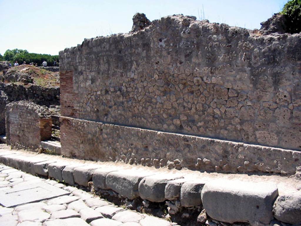 VIII.7.24 Pompeii. June 2007. Exterior wall façade on south side of entrance doorway, looking towards VIII.7.23. Photo courtesy of Sera Baker.