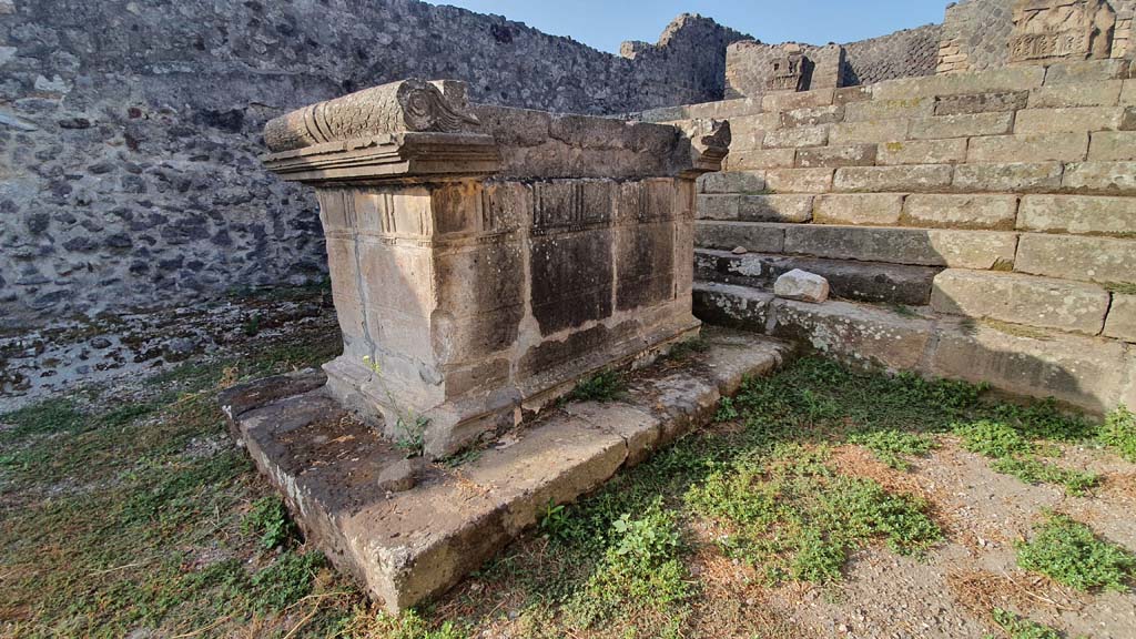 VIII.7.25 Pompeii. August 2021. Looking south-west towards altar.
Foto Annette Haug, ERC Grant 681269 DÉCOR.